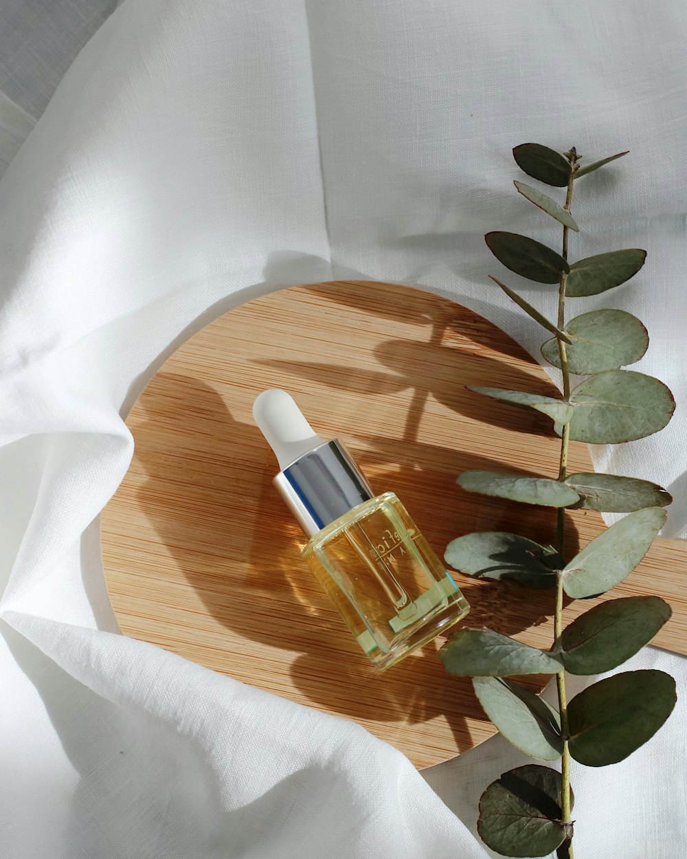 Buteleczka serum na drewnianej podstawce